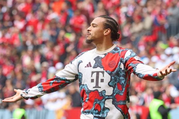 10 Leroy Sane FCB gestures, gestures, warm-up, warm-up jersey, portrait, football 1 BL FC Bayern Munich 1 FSV Mainz 05 26 04 2025 Allianz Arena PHOTO Mladen Lackovic LakoPress