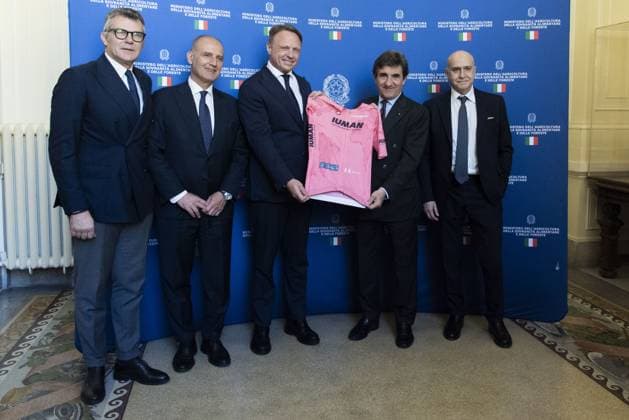 Foto IPP Diego Nangano Cappello Roma 29-04-2025 Presentazione della Maglia Rosa del 108° Giro D’Italia nella foto: Francesco Lollobrigida (Ministro dell Agricoltura), Urbano Cairo (Presidente di Rcs), Raffaele Borriello (Capo di Gabinetto del Masaf), Paolo Bellino (Amministratore delegato di Rcs , Stefano Barigelli (Direttore della Gazzetta dello Sport). Italy Photo Press - World Copyright italy ITALY  Copyright: xR4924_italyphotopressx