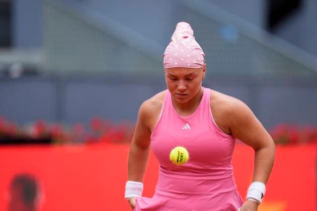 April 29, 2025, Madrid, Madrid, Spain: Diana Shnaider of Russia in action against Iga Swiatek of Poland during the Mutua Madrid Open 2025, ATP, Tennis Herren Masters 1000 and WTA, Tennis Damen 1000 tennis tournament, celebrated at Caja Magica on April 29, 2025 in Madrid, Spain. Madrid Spain - ZUMAa181 20250429_zaa_a181_003 Copyright: xOscarxJ.xBarrosox