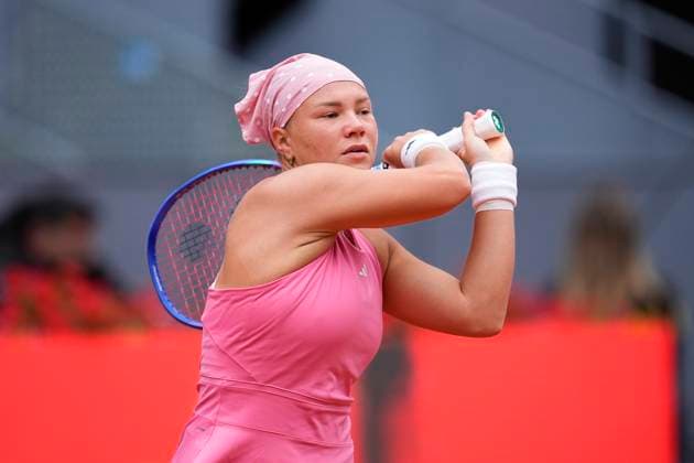 April 29, 2025, Madrid, Madrid, Spain: Diana Shnaider of Russia in action against Iga Swiatek of Poland during the Mutua Madrid Open 2025, ATP, Tennis Herren Masters 1000 and WTA, Tennis Damen 1000 tennis tournament, celebrated at Caja Magica on April 29, 2025 in Madrid, Spain. Madrid Spain - ZUMAa181 20250429_zaa_a181_005 Copyright: xOscarxJ.xBarrosox