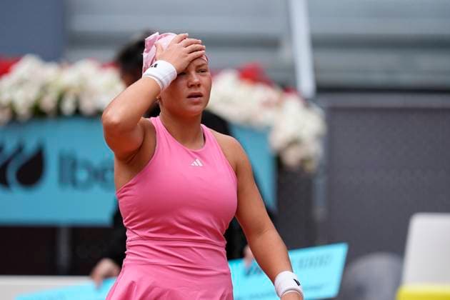 April 29, 2025, Madrid, Madrid, Spain: Diana Shnaider of Russia in action against Iga Swiatek of Poland during the Mutua Madrid Open 2025, ATP, Tennis Herren Masters 1000 and WTA, Tennis Damen 1000 tennis tournament, celebrated at Caja Magica on April 29, 2025 in Madrid, Spain. Madrid Spain - ZUMAa181 20250429_zaa_a181_007 Copyright: xOscarxJ.xBarrosox