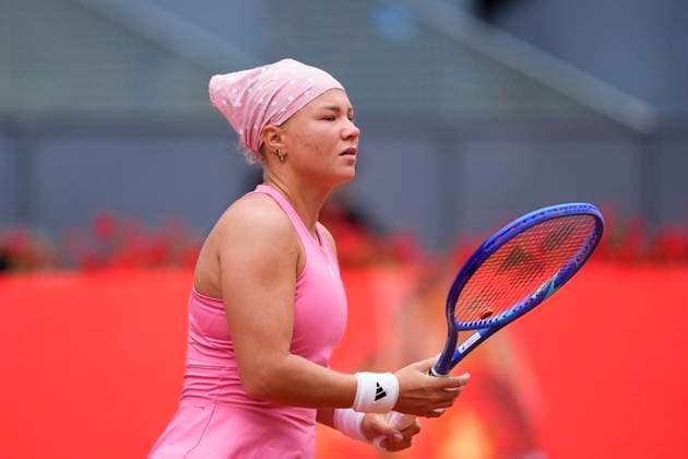 April 29, 2025, Madrid, Madrid, Spain: Diana Shnaider of Russia in action against Iga Swiatek of Poland during the Mutua Madrid Open 2025, ATP, Tennis Herren Masters 1000 and WTA, Tennis Damen 1000 tennis tournament, celebrated at Caja Magica on April 29, 2025 in Madrid, Spain. Madrid Spain - ZUMAa181 20250429_zaa_a181_009 Copyright: xOscarxJ.xBarrosox