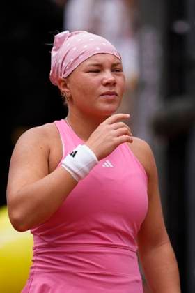 April 29, 2025, Madrid, Madrid, Spain: Diana Shnaider of Russia in action against Iga Swiatek of Poland during the Mutua Madrid Open 2025, ATP, Tennis Herren Masters 1000 and WTA, Tennis Damen 1000 tennis tournament, celebrated at Caja Magica on April 29, 2025 in Madrid, Spain. Madrid Spain - ZUMAa181 20250429_zaa_a181_011 Copyright: xOscarxJ.xBarrosox