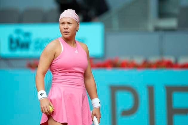 April 29, 2025, Madrid, Madrid, Spain: Diana Shnaider of Russia in action against Iga Swiatek of Poland during the Mutua Madrid Open 2025, ATP, Tennis Herren Masters 1000 and WTA, Tennis Damen 1000 tennis tournament, celebrated at Caja Magica on April 29, 2025 in Madrid, Spain. Madrid Spain - ZUMAa181 20250429_zaa_a181_021 Copyright: xOscarxJ.xBarrosox