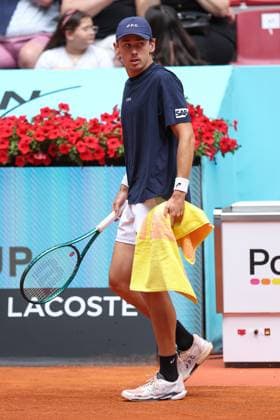 April 29, 2025, Madrid, Madrid, Spain: Alex de Minaur of Australia looks on against Denis Shapovalov of Canada during the Mutua Madrid Open 2025, ATP, Tennis Herren Masters 1000 and WTA, Tennis Damen 1000 tennis tournament, celebrated at Caja Magica on April 29, 2025 in Madrid, Spain. Madrid Spain - ZUMAa181 20250429_zaa_a181_052 Copyright: xIrinaxR.xHipolitox