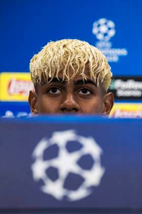 Sport Bilder des Tages FC Barcelona, Barca press conference, PK, Pressekonferenz Lamine Yamal of FC Barcelona looks on during the press conference of FC Barcelona on the eve of the UEFA Champions League 2024 25 semi-final first leg football match against FC Internazionale. Sant Joan Despi Spain Copyright: xNicolòxCampox