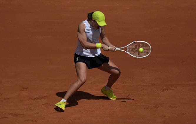April 29, 2025, Madrid, Madrid, Spain: IGA SWIATEK of Poland in action against DIANA SHNAIDER of Russia in the fourth round on Day Eight of the Mutua Madrid Open at La Caja Magica. Madrid Spain - ZUMAd308 20250429_zsp_d308_005 Copyright: xJuanxCarlosxLucasx