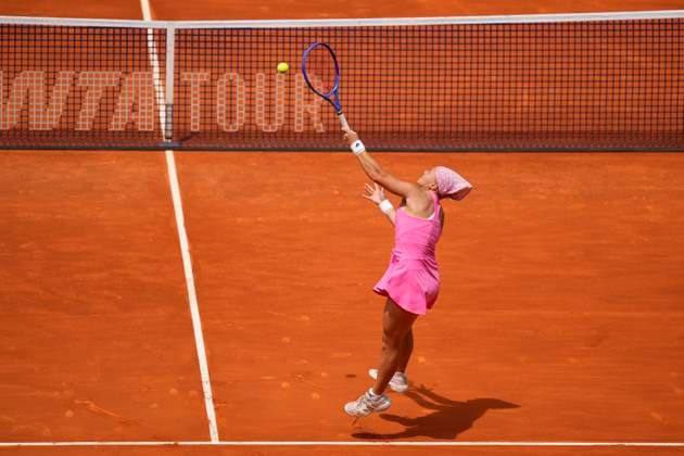 Mutua Madrid Open - Day Eight Diana Shnaider in action during the match between Iga Swiatek of Poland and Diana Shnaider of Russia in the fourth round on Day Eight of the Mutua Madrid Open 2025, ATP, Tennis Herren Masters 1000 and WTA, Tennis Damen 1000, tournament celebrates at La Caja Magica on April 29, 2025 in Madrid, Spain. Madrid Spain  Copyright: xJosexBretonx originalFilename:bretonhernandez-mutuamad250429_npMw2.jpg