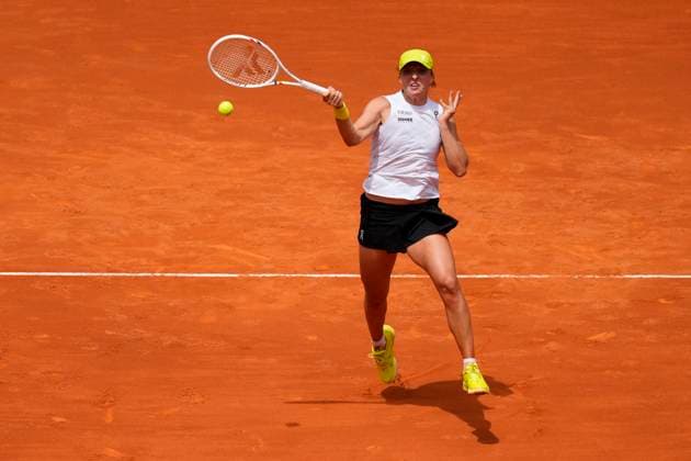 Mutua Madrid Open - Day Eight Iga Swiatek in aciton during the match between Iga Swiatek of Poland and Diana Shnaider of Russia in the fourth round on Day Eight of the Mutua Madrid Open 2025, ATP, Tennis Herren Masters 1000 and WTA, Tennis Damen 1000, tournament celebrates at La Caja Magica on April 29, 2025 in Madrid, Spain. Madrid Spain  Copyright: xJosexBretonx originalFilename:bretonhernandez-mutuamad250429_npXqU.jpg