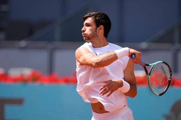 April 29, 2025, Madrid, Madrid, Spain: Lorenzo Musetti of Italy in action against Stefanos Tsitsipas of Greece during the Mutua Madrid Open 2025, ATP, Tennis Herren Masters 1000 and WTA, Tennis Damen 1000 tennis tournament, celebrated at Caja Magica on April 29, 2025 in Madrid, Spain. Madrid Spain - ZUMAa181 20250429_zaa_a181_189 Copyright: xOscarxJ.xBarrosox