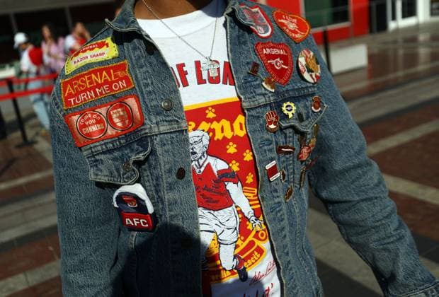 An Arsenal fan with badges stitched into his jacket outside the Emirates Stadium ahead of kick off Arsenal v Paris Saint-Germain, UEFA Champions League, Semi Final, First Leg, Football, Emirates Stadium, London, UK - 29 Apr 2025 EDITORIAL USE ONLY No use with unauthorised audio, video, data, fixture lists, club league logos or live services. Online in-match use limited to 120 images, no video emulation. No use in betting, games or single club league player publications. Copyright: xKieranxMcManus Shutterstockx 15275544e