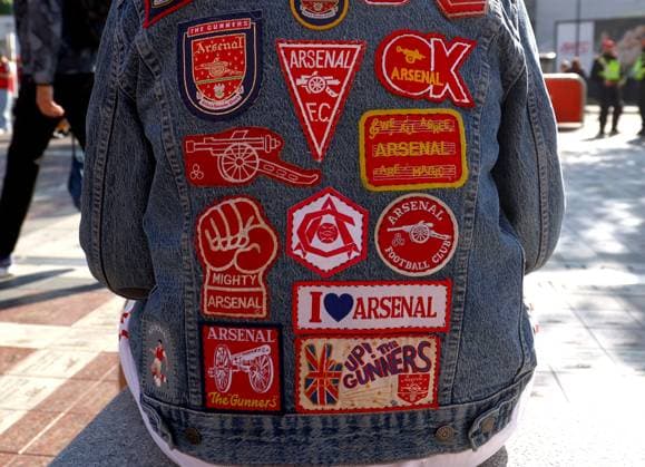 An Arsenal fan with badges stitched into his jacket outside the Emirates Stadium ahead of kick off Arsenal v Paris Saint-Germain, UEFA Champions League, Semi Final, First Leg, Football, Emirates Stadium, London, UK - 29 Apr 2025 EDITORIAL USE ONLY No use with unauthorised audio, video, data, fixture lists, club league logos or live services. Online in-match use limited to 120 images, no video emulation. No use in betting, games or single club league player publications. Copyright: xKieranxMcManus Shutterstockx 15275544h