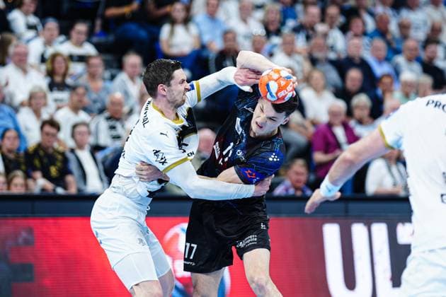 Bilder des Jahres 2025, Sport 04 April Sport Bilder des Tages Hendrik Pekeler (THW Kiel, 61), Ihor Turchenko (Limoges Handball, 17) GER, THW Kiel vs. Limoges Handball, Handball, EHF European League, Viertelfinale, Rueckspiel, Saison 2024 2025, 29.04.2025 GER, THW Kiel vs. Limoges Handball, Handball, EHF European League, Viertelfinale, Rueckspiel, Saison 2024 2025, 29.04.2025 Kiel *** Hendrik Pekeler THW Kiel, 61 , Ihor Turchenko Limoges Handball, 17 GER, THW Kiel vs Limoges Handball, handball, EHF European League, quarter-finals, second leg, 2024 2025 season, 29 04 2025 GER, THW Kiel vs Limoges Handball, handball, EHF European League, quarter-finals, second leg, 2024 2025 season, 29 04 2025 Kiel Copyright: xEibner-Pressefoto MarcelxvonxFehrnx EP_MFN