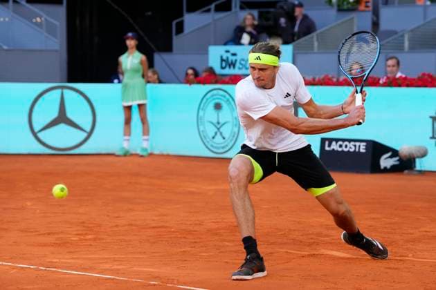 Mutua Madrid Open - Day Eight Alexander Zverev in action during the match between Francisco Cerundolo of Argentina and Alexander Zverev of Germany during the Men s Singles Round of 16 match on Day Eight of the Mutua Madrid Open 2025, ATP, Tennis Herren Masters 1000 and WTA, Tennis Damen 1000, tournament celebrates at La Caja Magica on April 29, 2025 in Madrid, Spain. Madrid Spain  Copyright: xJosexBretonx originalFilename:bretonhernandez-mutuamad250429_np4uK.jpg