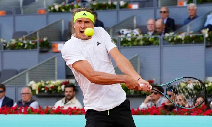 Mutua Madrid Open - Day Eight Alexander Zverev in action during the match between Francisco Cerundolo of Argentina and Alexander Zverev of Germany during the Men s Singles Round of 16 match on Day Eight of the Mutua Madrid Open 2025, ATP, Tennis Herren Masters 1000 and WTA, Tennis Damen 1000, tournament celebrates at La Caja Magica on April 29, 2025 in Madrid, Spain. Madrid Spain  Copyright: xJosexBretonx originalFilename:bretonhernandez-mutuamad250429_np8vF.jpg