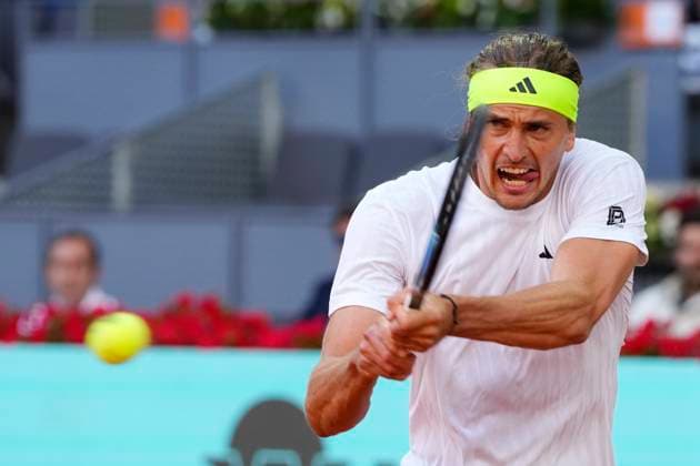 Bilder des Jahres 2025, Sport 04 April Sport Bilder des Tages Mutua Madrid Open - Day Eight Alexander Zverev in action during the match between Francisco Cerundolo of Argentina and Alexander Zverev of Germany during the Men s Singles Round of 16 match on Day Eight of the Mutua Madrid Open 2025, ATP, Tennis Herren Masters 1000 and WTA, Tennis Damen 1000, tournament celebrates at La Caja Magica on April 29, 2025 in Madrid, Spain. Madrid Spain  Copyright: xJosexBretonx originalFilename:bretonhernandez-mutuamad250429_npcag.jpg