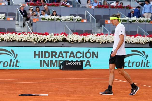 Mutua Madrid Open - Day Eight Alexander Zverev angrily throws racquet to the ground after losing a point during the match between Francisco Cerundolo of Argentina and Alexander Zverev of Germany during the Men s Singles Round of 16 match on Day Eight of the Mutua Madrid Open 2025, ATP, Tennis Herren Masters 1000 and WTA, Tennis Damen 1000, tournament celebrates at La Caja Magica on April 29, 2025 in Madrid, Spain. Madrid Spain  Copyright: xJosexBretonx originalFilename:bretonhernandez-mutuamad250429_np4oI.jpg