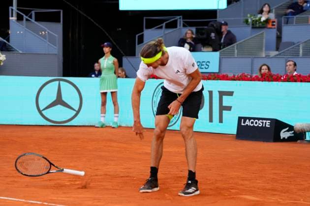 Sport Themen der Woche KW18 Sport Bilder des Tages Mutua Madrid Open - Day Eight Alexander Zverev angrily throws racquet to the ground after losing a point during the match between Francisco Cerundolo of Argentina and Alexander Zverev of Germany during the Men s Singles Round of 16 match on Day Eight of the Mutua Madrid Open 2025, ATP, Tennis Herren Masters 1000 and WTA, Tennis Damen 1000, tournament celebrates at La Caja Magica on April 29, 2025 in Madrid, Spain. Madrid Spain  Copyright: xJosexBretonx originalFilename:bretonhernandez-mutuamad250429_npDlN.jpg
