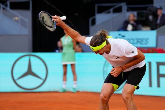 Mutua Madrid Open - Day Eight Alexander Zverev angrily throws racquet to the ground after losing a point during the match between Francisco Cerundolo of Argentina and Alexander Zverev of Germany during the Men s Singles Round of 16 match on Day Eight of the Mutua Madrid Open 2025, ATP, Tennis Herren Masters 1000 and WTA, Tennis Damen 1000, tournament celebrates at La Caja Magica on April 29, 2025 in Madrid, Spain. Madrid Spain  Copyright: xJosexBretonx originalFilename:bretonhernandez-mutuamad250429_npvVD.jpg