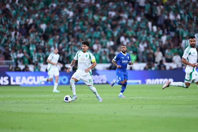 Al-Hilal FC vs Al-Ahli FC - AFC Champions League Elite Semi Finals JEDDAH, SAUDI ARABIA - April 29: Roberto Firmino of Team AL-Ahli runs with the ball during the AFC Champions League Elite Semi Finals match between Al-Hilal FC and Al-Ahli FC FC at King Abdullah Sports City Stadium on April 29, 2025 in Jeddah, Saudi Arabia. Jeddah Saudi Arabia Copyright: xAbdullahxAhmedx