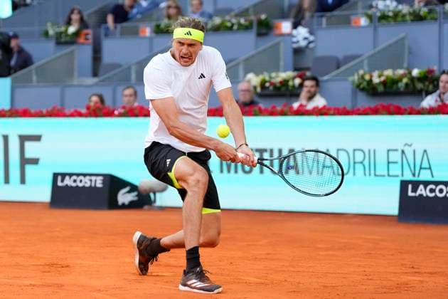 Mutua Madrid Open - Day Eight Alexander Zverev in action during the match between Francisco Cerundolo of Argentina and Alexander Zverev of Germany during the Men s Singles Round of 16 match on Day Eight of the Mutua Madrid Open 2025, ATP, Tennis Herren Masters 1000 and WTA, Tennis Damen 1000, tournament celebrates at La Caja Magica on April 29, 2025 in Madrid, Spain. Madrid Spain  Copyright: xJosexBretonx originalFilename:bretonhernandez-mutuamad250429_npdfK.jpg