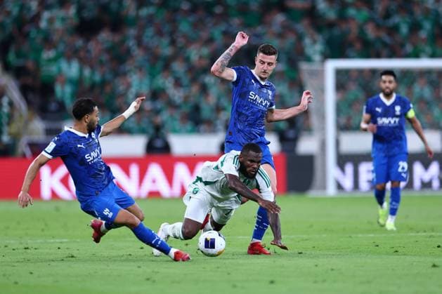 Al-Hilal FC vs Al-Ahli FC - AFC Champions League Elite Semi Finals JEDDAH, SAUDI ARABIA - April 29: Ivan Toney of Team AL-Ahli competes for the ball with Sergej Milinkovic-Savic of Team Al-Hilal FC during the AFC Champions League Elite Semi Finals match between Al-Hilal FC and Al-Ahli FC FC at King Abdullah Sports City Stadium on April 29, 2025 in Jeddah, Saudi Arabia. Jeddah Saudi Arabia Copyright: xAbdullahxAhmedx