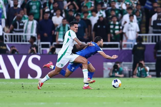 Al-Hilal FC vs Al-Ahli FC - AFC Champions League Elite Semi Finals JEDDAH, SAUDI ARABIA - April 29: Renan Lodi of Team Al-Hilal FC competes for the ball with Galeno of Team AL-Ahli during the AFC Champions League Elite Semi Finals match between Al-Hilal FC and Al-Ahli FC FC at King Abdullah Sports City Stadium on April 29, 2025 in Jeddah, Saudi Arabia. Jeddah Saudi Arabia Copyright: xAbdullahxAhmedx