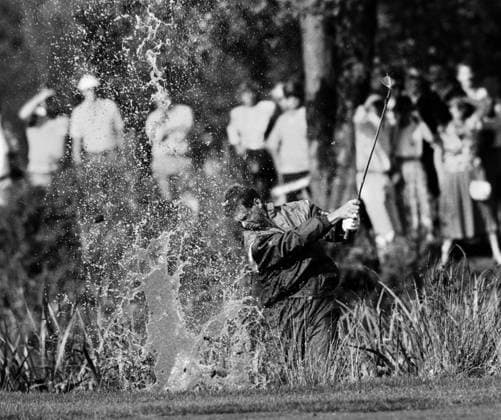 Archivbilder der Woche SPORT KW18 RECORD DATE NOT STATED. RYDER CUP AT THE BELFY PAYNE STEWART TRYS TO PLAY HIS 2ND SHOT OUT OF THE WATER ON THE 18TH DURING THE SINGLES IT TOOK HIM 4 OR 5 GOES HE LOST THGE HOLE AND THE RYDER CUP PICTURE DAVID ASHDOWN Copyright: xx DMGTCHPDPICT000404150828