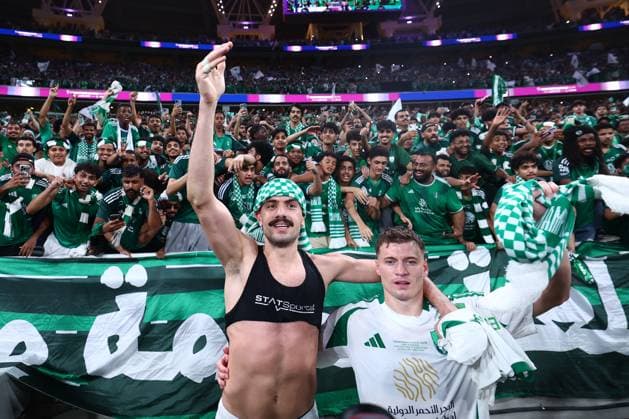 Sport Bilder des Tages Al-Hilal FC vs Al-Ahli FC - AFC Champions League Elite Semi Finals JEDDAH, SAUDI ARABIA - April 29: Merih Demiral and Ezgjan Alioski of Team AL-Ahli celebrate winning the AFC Champions League Elite Semi Finals match between Al-Hilal FC and Al-Ahli FC FC at King Abdullah Sports City Stadium on April 29, 2025 in Jeddah, Saudi Arabia. Jeddah Saudi Arabia Copyright: xAbdullahxAhmedx