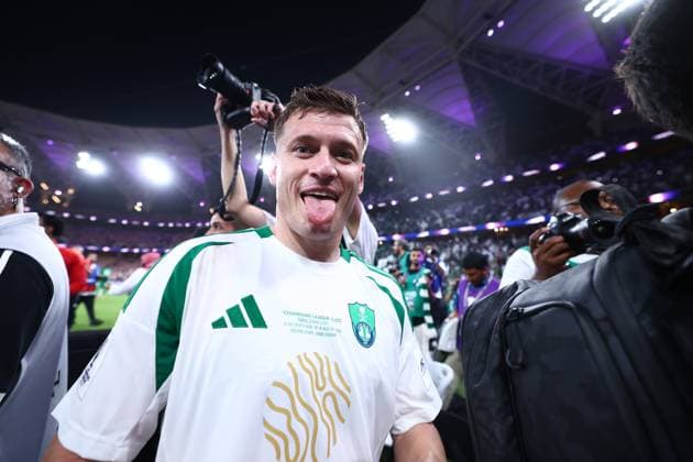 Al-Hilal FC vs Al-Ahli FC - AFC Champions League Elite Semi Finals JEDDAH, SAUDI ARABIA - April 29: Ezgjan Alioski of Team AL-Ahli celebrates winning the AFC Champions League Elite Semi Finals match between Al-Hilal FC and Al-Ahli FC FC at King Abdullah Sports City Stadium on April 29, 2025 in Jeddah, Saudi Arabia. Jeddah Saudi Arabia Copyright: xAbdullahxAhmedx