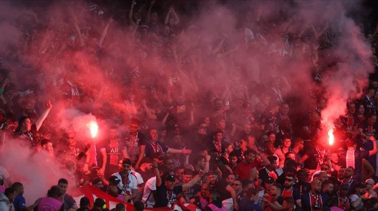 Arsenal FC v Paris Saint-Germain - UEFA Champions League 2024 25 Semi Final First Leg Paris Saint-Germain fans with flares before the UEFA Champions League 2024 25 Semi Final First Leg match between Arsenal FC and Paris Saint-Germain at Emirates Stadium on April 29, 2025 in London, England. London Emirates Stadium England United Kingdom Copyright: xNigelxFrench Sportsphoto APLx 14126043