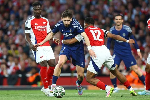 Khvicha Kvaratskhelia of PSG is is tackled by Jurriën Timber of Arsenal in the penalty area Arsenal v Paris Saint-Germain, UEFA Champions League, Semi Final, First Leg, Football, Emirates Stadium, London, UK - 29 Apr 2025 EDITORIAL USE ONLY No use with unauthorised audio, video, data, fixture lists, club league logos or live services. Online in-match use limited to 120 images, no video emulation. No use in betting, games or single club league player publications. Copyright: xKieranxMcManus Shutterstockx 15275544as