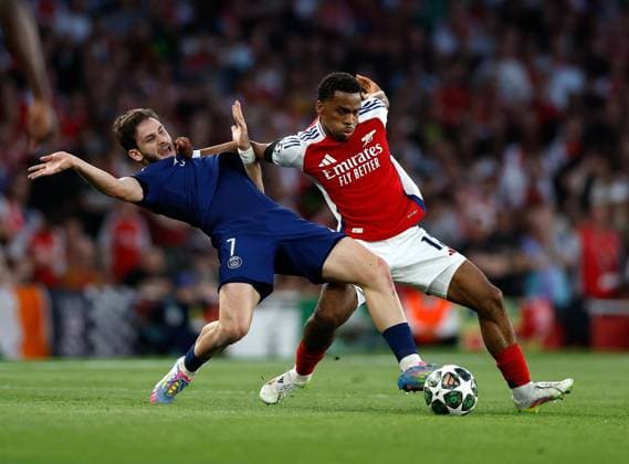Jurrien Timber of Arsenal fouls Khvicha Kvaratskhelia of PSG Arsenal v Paris Saint-Germain, Football, UEFA Champions League, Semi-Final 1st Leg, Emirates Stadium, Islington, London, UK - 29 04 2025 Editorial use only  Copyright: xMattxImpey Shutterstockx 15276217i