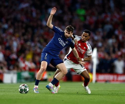 Jurrien Timber of Arsenal fouls Khvicha Kvaratskhelia of PSG Arsenal v Paris Saint-Germain, Football, UEFA Champions League, Semi-Final 1st Leg, Emirates Stadium, Islington, London, UK - 29 04 2025 Editorial use only  Copyright: xMattxImpey Shutterstockx 15276217l