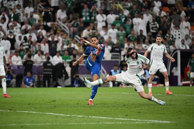 Al Ahli vs Al hilal - AFC Champions League Elite 2025 JEDDAH, SAUDI ARABIA - APRIL 29: Roger Ibanez of Al Ahl =t7=Strong defensive intervention. during the AFC Champions League Elite match betweenc al ahli saudi fc vs al hilal saudi at alinma bank stadium at king abdullah sports city.