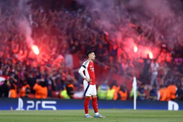 Arsenal gegen Paris Saint Germain 29. April 2025, London UEFA Champions League Halbfinale Hinspiel Arsenal gegen Paris Saint Germain Fackeln werden von den PSG-Fans hinter Gabriel Martinelli von Arsenal gezündet Foto Jacques Feeney Offside London UK  Copyright: xJacquesxFeeneyx xOffsidexOffside