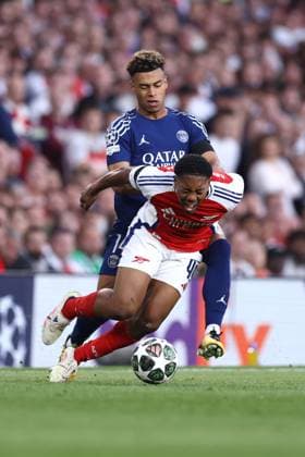 Arsenal gegen Paris Saint Germain 29. April 2025, London UEFA-Champions-League-Halbfinale Hinspiel Arsenal gegen Paris Saint Germain Desire Doue von PSG greift My Lewis Skelly von Arsenal an Foto Jacques Feeney Abseits London UK  Copyright: xJacquesxFeeneyx xOffsidexOffside