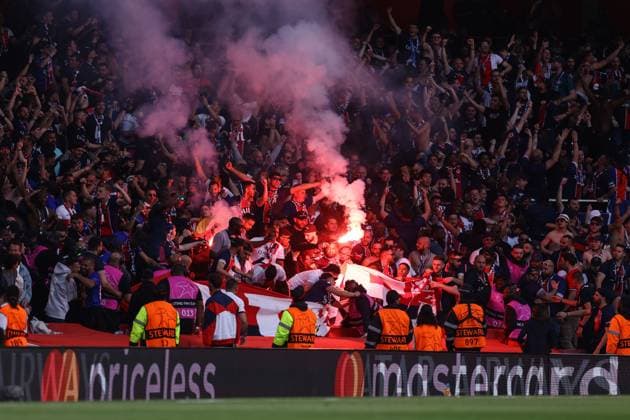 Arsenal gegen Paris Saint Germain 29. April 2025, London UEFA-Champions-League-Halbfinale Hinspiel Arsenal gegen Paris Saint Germain PSG-Fans zünden Fackeln Foto Jacques Feeney Abseits London UK  Copyright: xJacquesxFeeneyx xOffsidexOffside