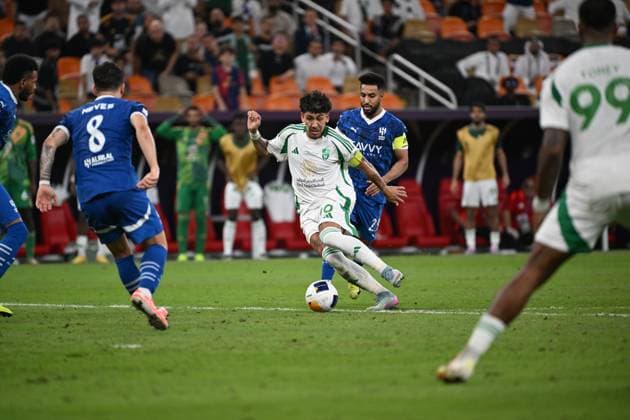 Al Ahli vs Al hilal - AFC Champions League Elite 2025 JEDDAH, SAUDI ARABIA - APRIL 29: Roberto Firmino of Al Ahli Player dribbles past defender during the AFC Champions League Elite match betweenc al ahli saudi fc vs al hilal saudi at alinma bank stadium at king abdullah sports city.