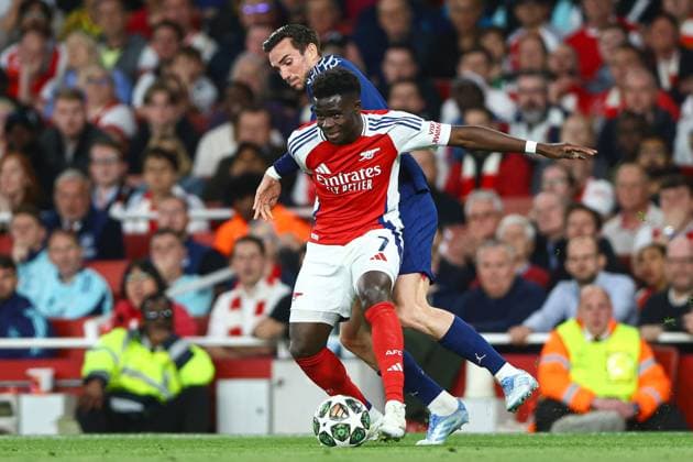 Bukayo Saka of Arsenal under pressure from Fabian Ruiz of PSG Arsenal v Paris Saint-Germain, UEFA Champions League, Semi Final, First Leg, Football, Emirates Stadium, London, UK - 29 Apr 2025 EDITORIAL USE ONLY No use with unauthorised audio, video, data, fixture lists, club league logos or live services. Online in-match use limited to 120 images, no video emulation. No use in betting, games or single club league player publications. Copyright: xKieranxMcManus Shutterstockx 15275544bl