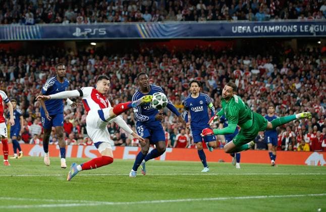 Bilder des Jahres 2025, Sport 04 April Sport Bilder des Tages Gabriel Martinelli of Arsenal just fails to get his toe to the ball as the beaten PSG goalkeeper Gianluigi Donnarumma dives Arsenal v Paris Saint-Germain, Football, UEFA Champions League, Semi-Final 1st Leg, Emirates Stadium, Islington, London, UK - 29 04 2025 Editorial use only  Copyright: xMattxImpey Shutterstockx 15276217o