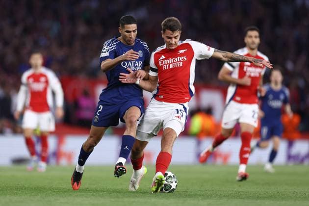 Arsenal gegen PSG 29. April 2025, London UEFA Champions League Fußball-Halbfinale, Hinspiel Arsenal gegen Paris Saint Germain Achraf Hakimi von PSG und Jakub Kiwior von Arsenal Foto Jacques Feeney Abseits London UK  Copyright: xJacquesxFeeneyx xOffsidexOffside