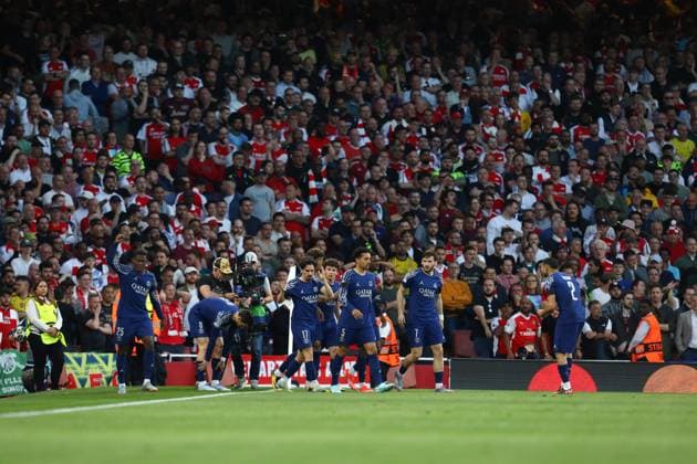 April 29, 2025, London, United Kingdom: OUSMANE DEMBELE of PSG celebrates with his teammates after scoring their side s first goal in the UEFA 2024 25 Semi-Final first leg game between ARSENAL and PARIS SAINT GERMAIN at the Emirates Stadium in London, England London United Kingdom - ZUMAc179 20250429_zep_c179_072 Copyright: xMickaelxChavetx