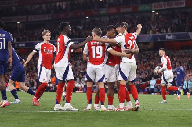 Arsenal gegen Paris Saint Germain 29. April 2025, London UEFA-Champions-League-Halbfinale Hinspiel Arsenal gegen Paris Saint Germain Mikel Merino von Arsenal feiert einen Treffer mit Jurrien Timber, der aber später wegen Abseits nicht anerkannt wird Foto Jacques Feeney Abseits London UK  Copyright: xJacquesxFeeneyx xOffsidexOffside