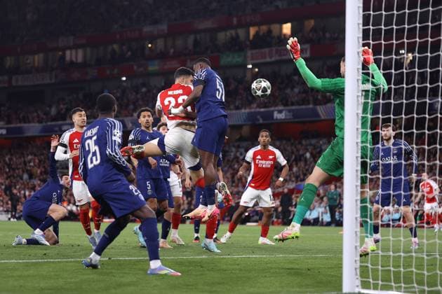 Arsenal gegen Paris Saint Germain 29. April 2025, London UEFA-Champions-League-Halbfinale Hinspiel Arsenal gegen Paris Saint Germain Mikel Merino von Arsenal schießt ein Tor, das später wegen Abseits nicht anerkannt wird Foto Jacques Feeney Abseits London UK  Copyright: xJacquesxFeeneyx xOffsidexOffside