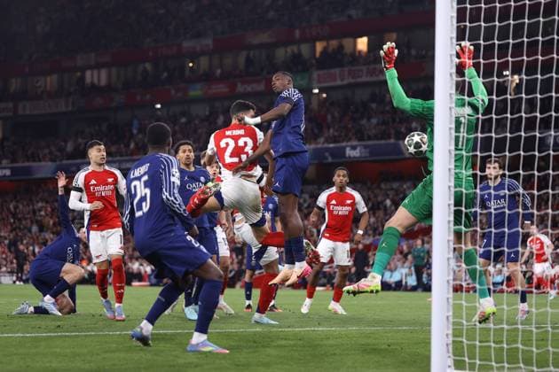 Arsenal gegen Paris Saint Germain 29. April 2025, London UEFA-Champions-League-Halbfinale Hinspiel Arsenal gegen Paris Saint Germain Mikel Merino von Arsenal schießt ein Tor, das später wegen Abseits nicht anerkannt wird Foto Jacques Feeney Abseits London UK  Copyright: xJacquesxFeeneyx xOffsidexOffside