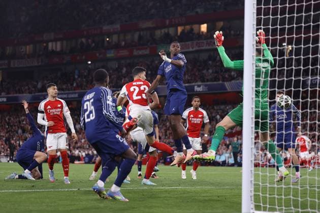 Arsenal gegen Paris Saint Germain 29. April 2025, London UEFA-Champions-League-Halbfinale Hinspiel Arsenal gegen Paris Saint Germain Mikel Merino von Arsenal schießt ein Tor, das später wegen Abseits nicht anerkannt wird Foto Jacques Feeney Abseits London UK  Copyright: xJacquesxFeeneyx xOffsidexOffside