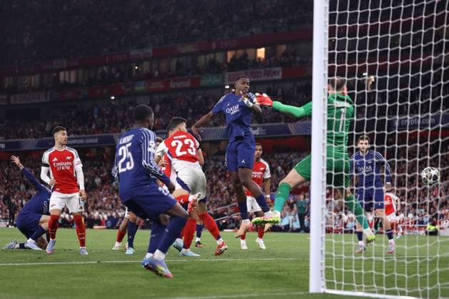 Arsenal gegen Paris Saint Germain 29. April 2025, London UEFA-Champions-League-Halbfinale Hinspiel Arsenal gegen Paris Saint Germain Mikel Merino von Arsenal schießt ein Tor, das später wegen Abseits nicht anerkannt wird Foto Jacques Feeney Abseits London UK  Copyright: xJacquesxFeeneyx xOffsidexOffside