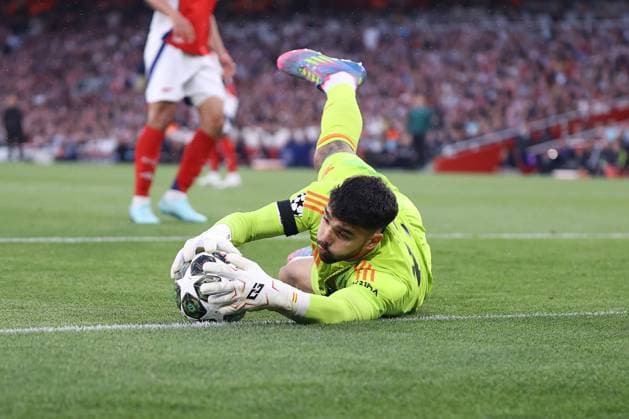 Arsenal gegen Paris Saint Germain 29. April 2025, London UEFA-Champions-League-Halbfinale Hinspiel Arsenal gegen Paris Saint Germain Arsenal-Torwart David Raya pariert Foto Jacques Feeney Abseits London UK  Copyright: xJacquesxFeeneyx xOffsidexOffside