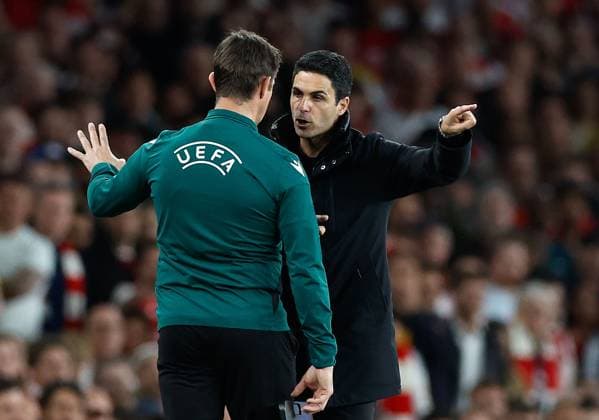 Mikel Arteta the Arsenal manager argues with fourth official Matej Jug Arsenal v Paris Saint-Germain, Football, UEFA Champions League, Semi-Final 1st Leg, Emirates Stadium, Islington, London, UK - 29 04 2025 Editorial use only  Copyright: xMattxImpey Shutterstockx 15276217x